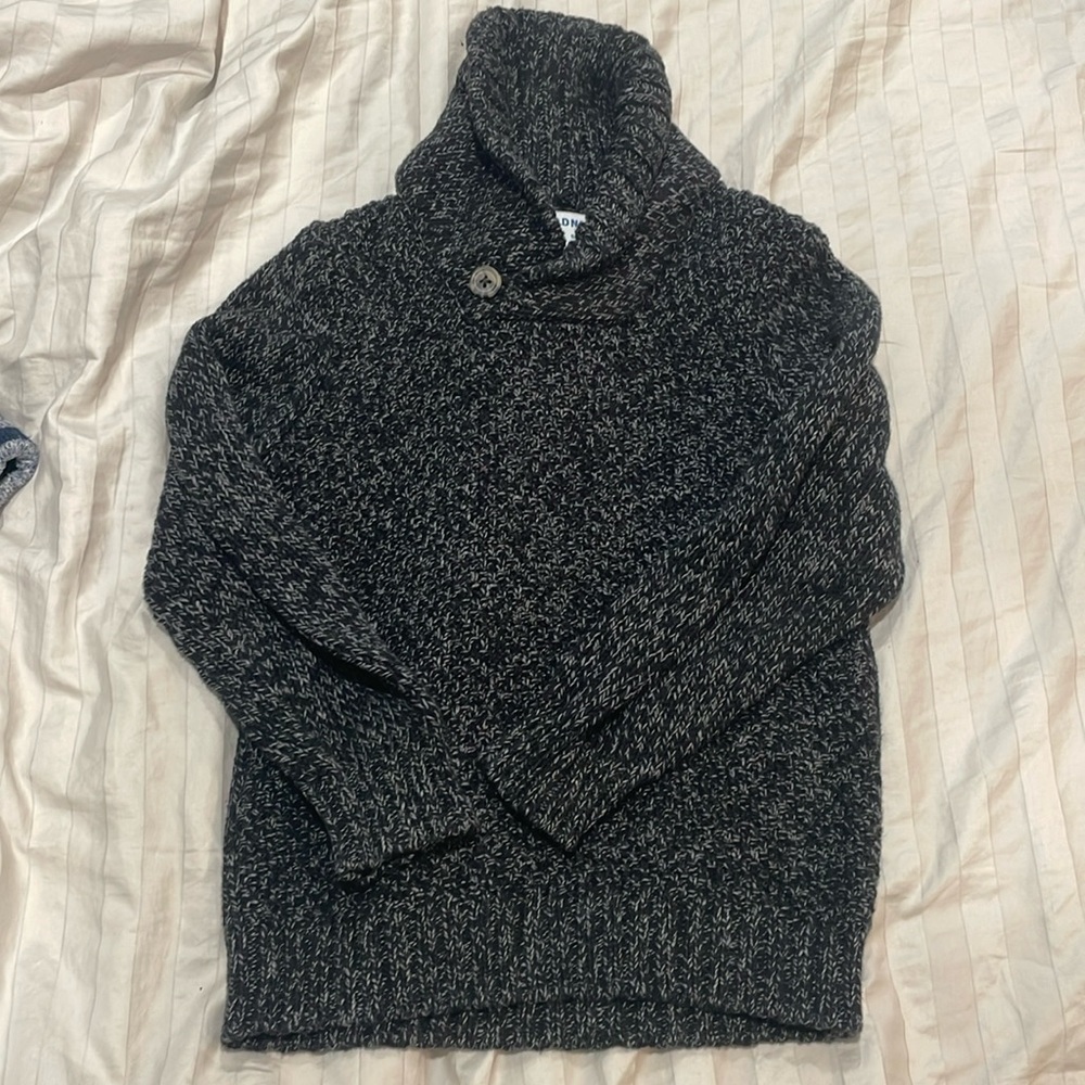 Old navy kids sweater 5T marked dark grey great condition worn couple times